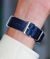 Bracelet NATO Lisse Bleu Porté Boucle